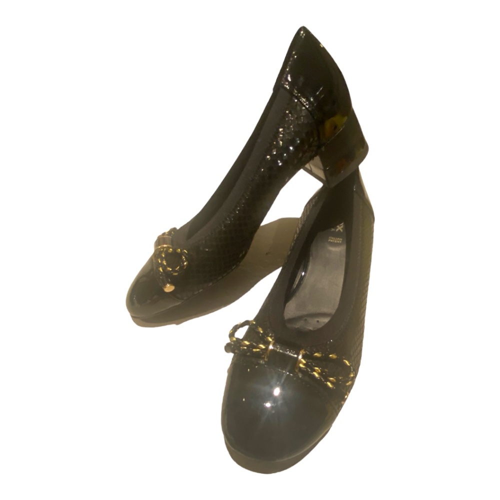Geox respira Italian patent leather heeled ballet style shoes. Sz 35